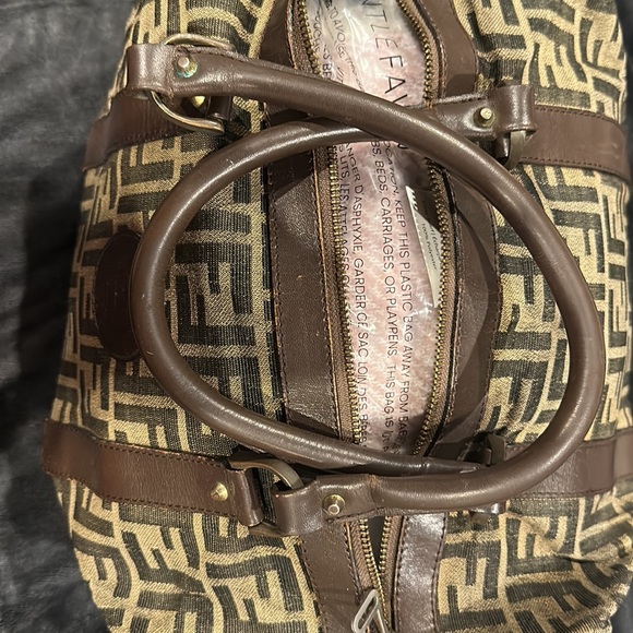 🛍️BLACK FRIDAY DEAL🛍️ Pre-loved AUTHENTIC Small Fendi Duffle bag - Picture 4 of 10